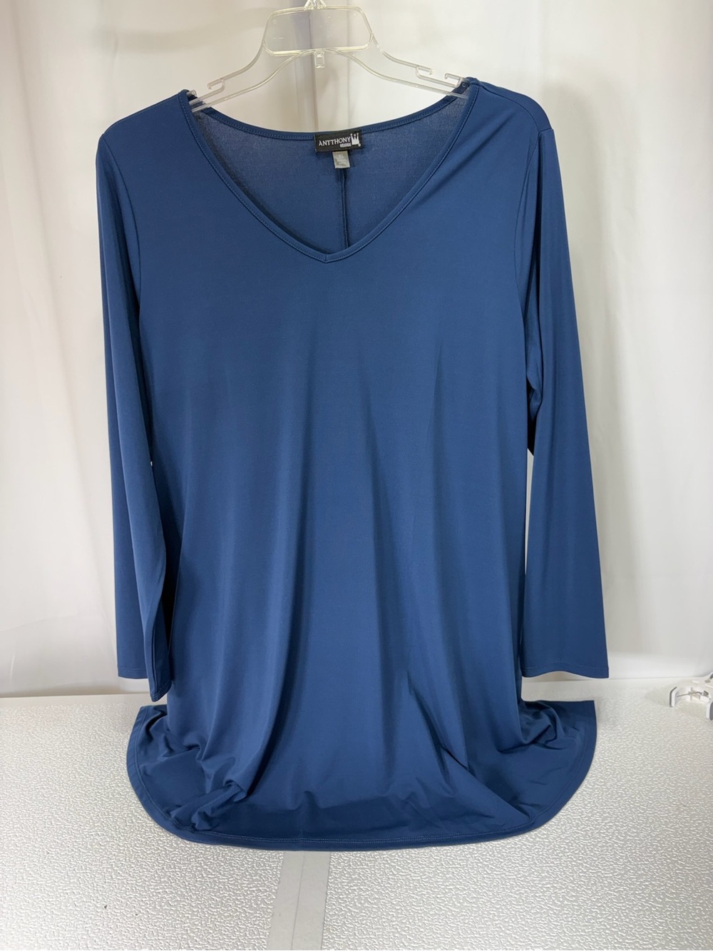 ANTHONY RICHLIN Women's V-Neck Long Sleeve Tee in Blue 3903